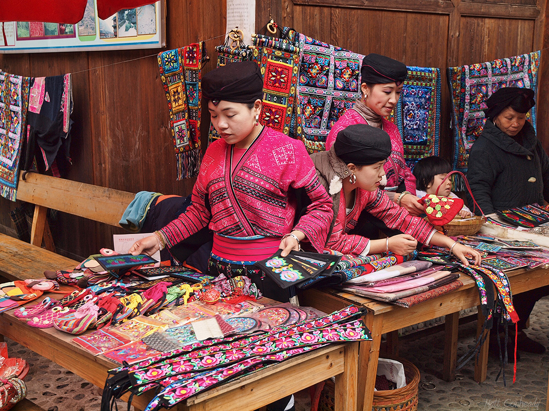 Huangluo Yao Village gift market