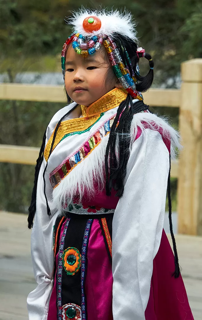 Jiuzhaigou costume - child