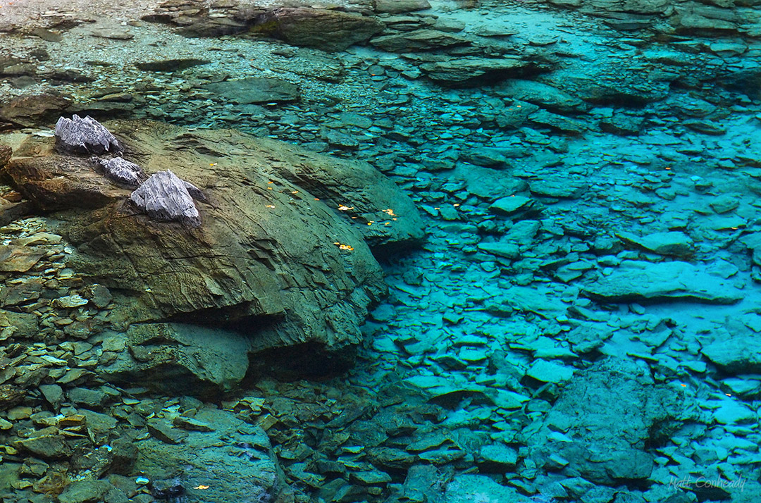 Jiuzhaigou lake rocks