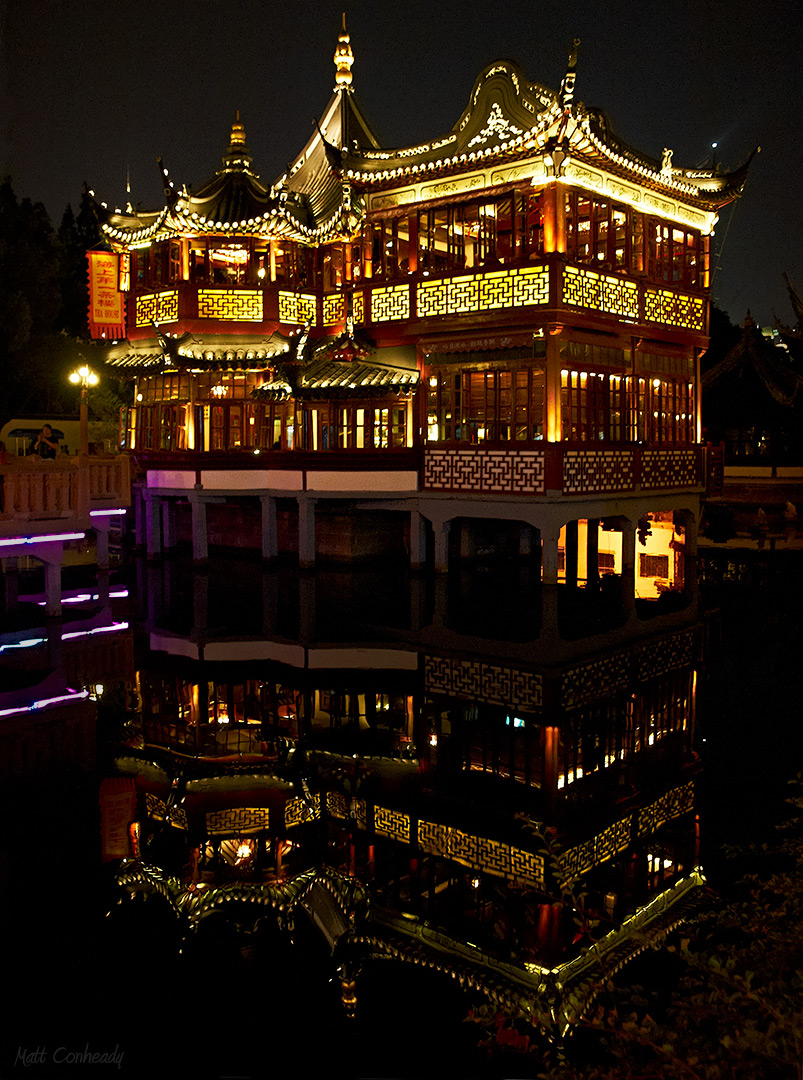 Glowing Chinese building at Yuyuan Garden