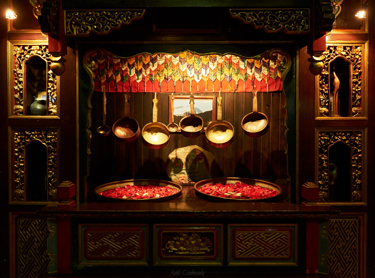 restaurant scene - tibetan style in Deqen