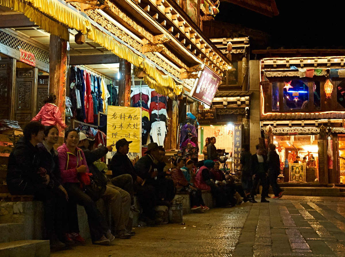 Shangri-La (Xianggelila) square - shops and spectators