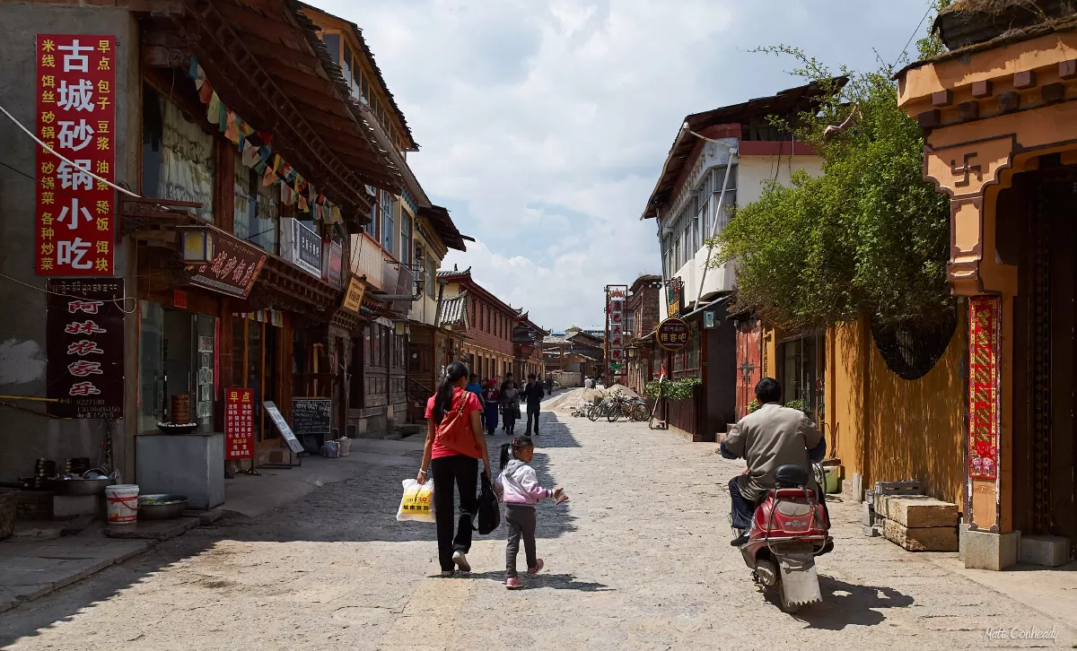 shangri-la street scene, yunnan