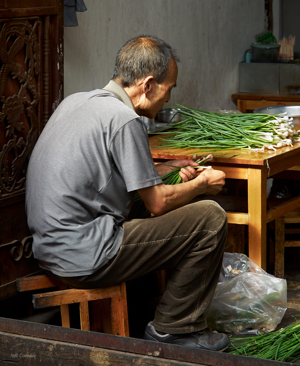 preparing vegetables in a Chinese market