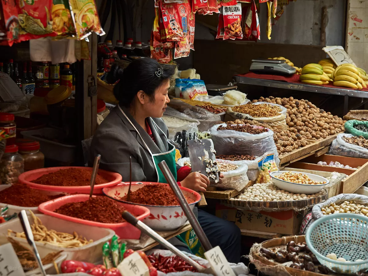 dry good vendor at the Lian Hua Xiaoqu Open Air Market