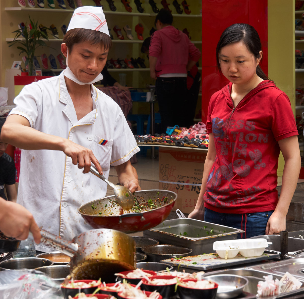 food vendor and customer at the lutos pond wholesale market in chengdu