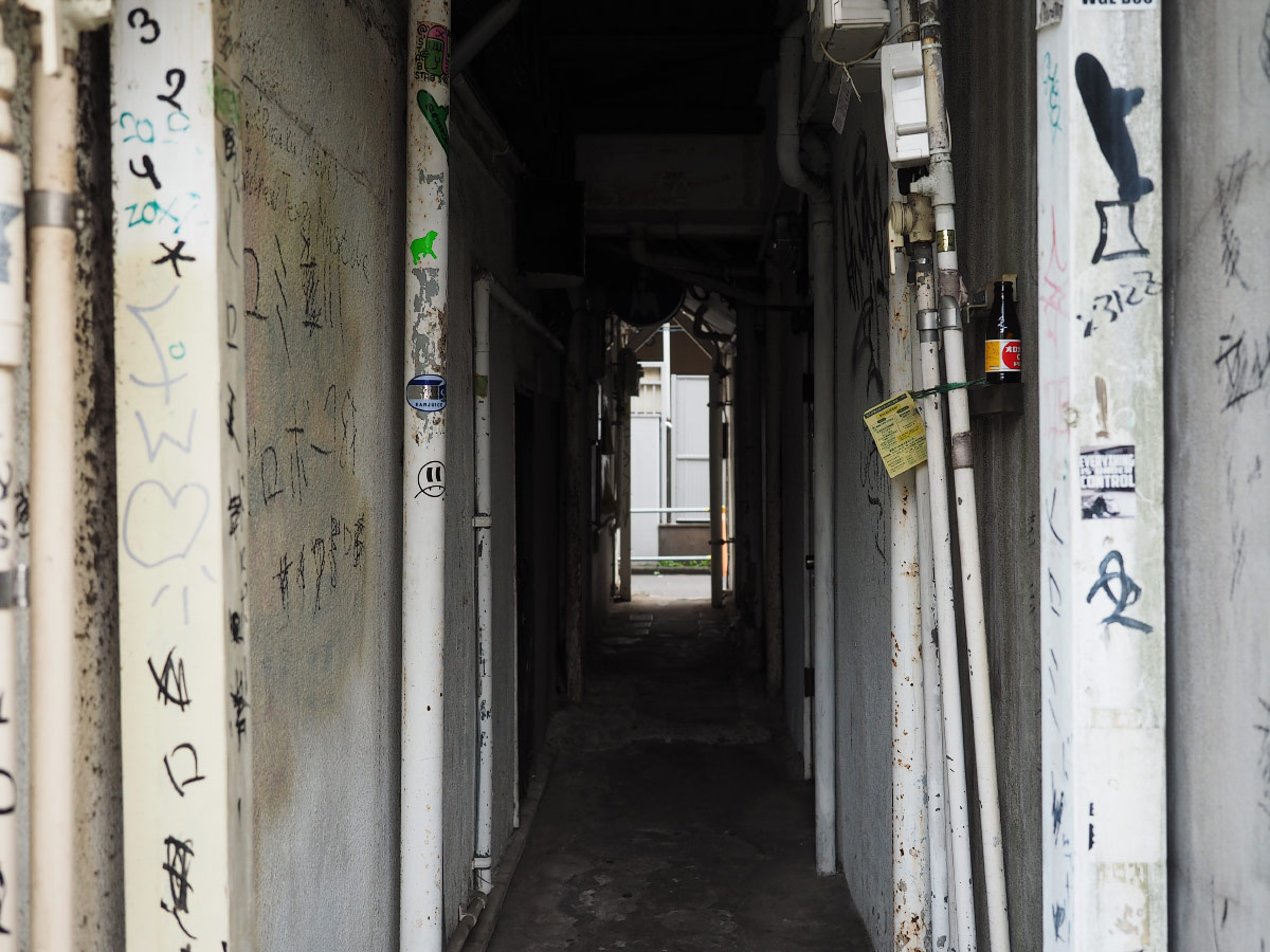 empty alley in golden gai