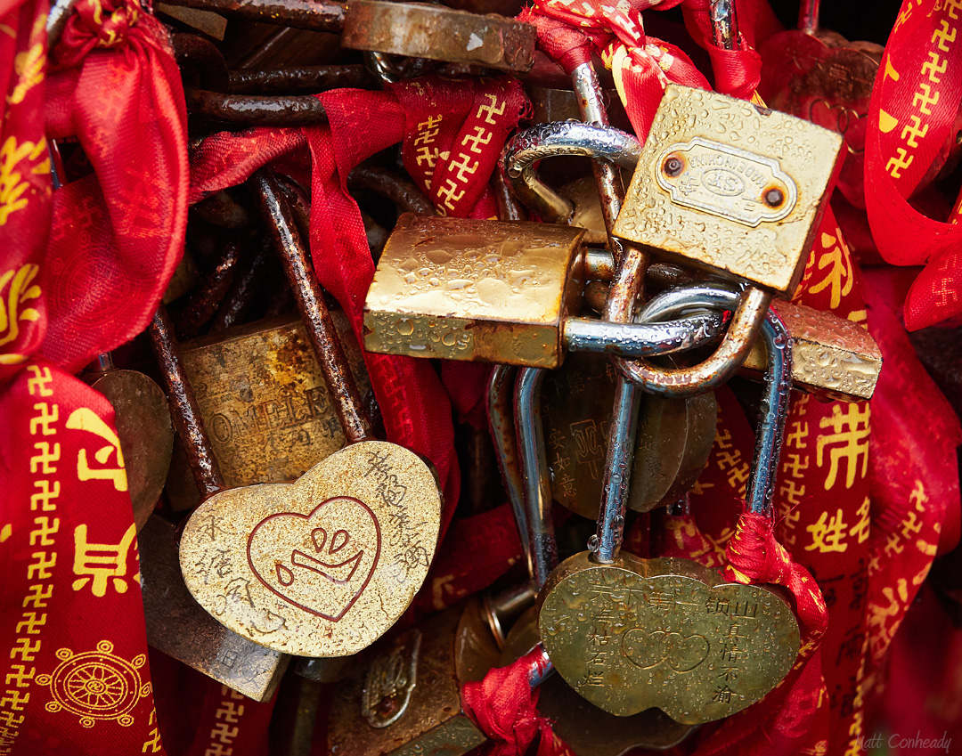 Red ribbons and gold love locks