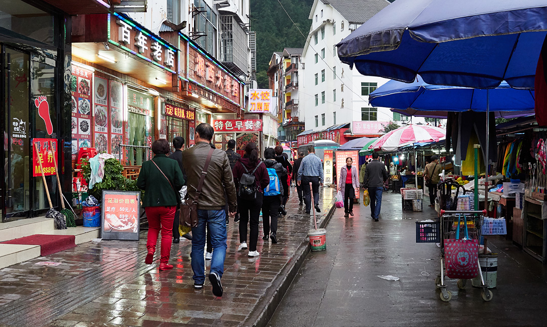 Shopping the streets of Wulingyuan