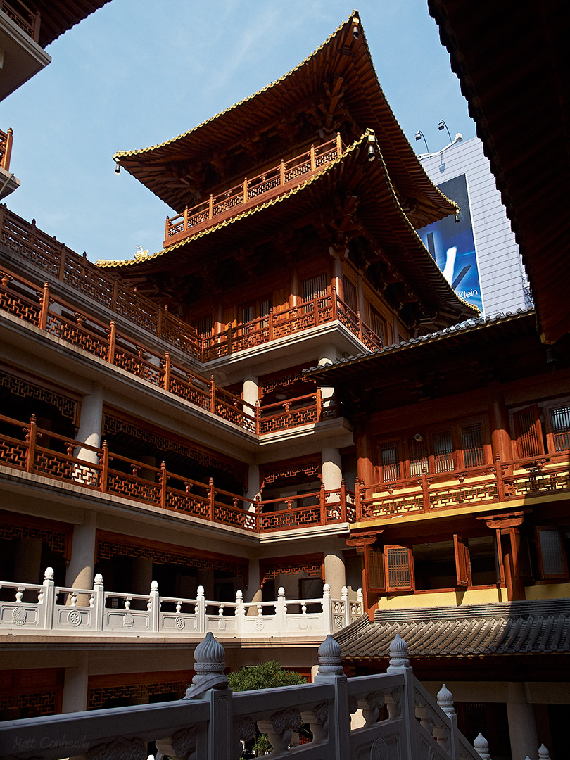 Jingan Temple looking upward