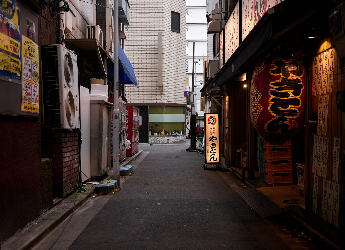 alley in tokyo