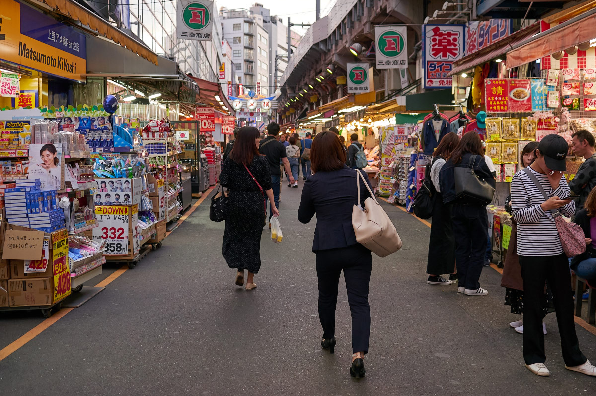 shopping street shinjuku