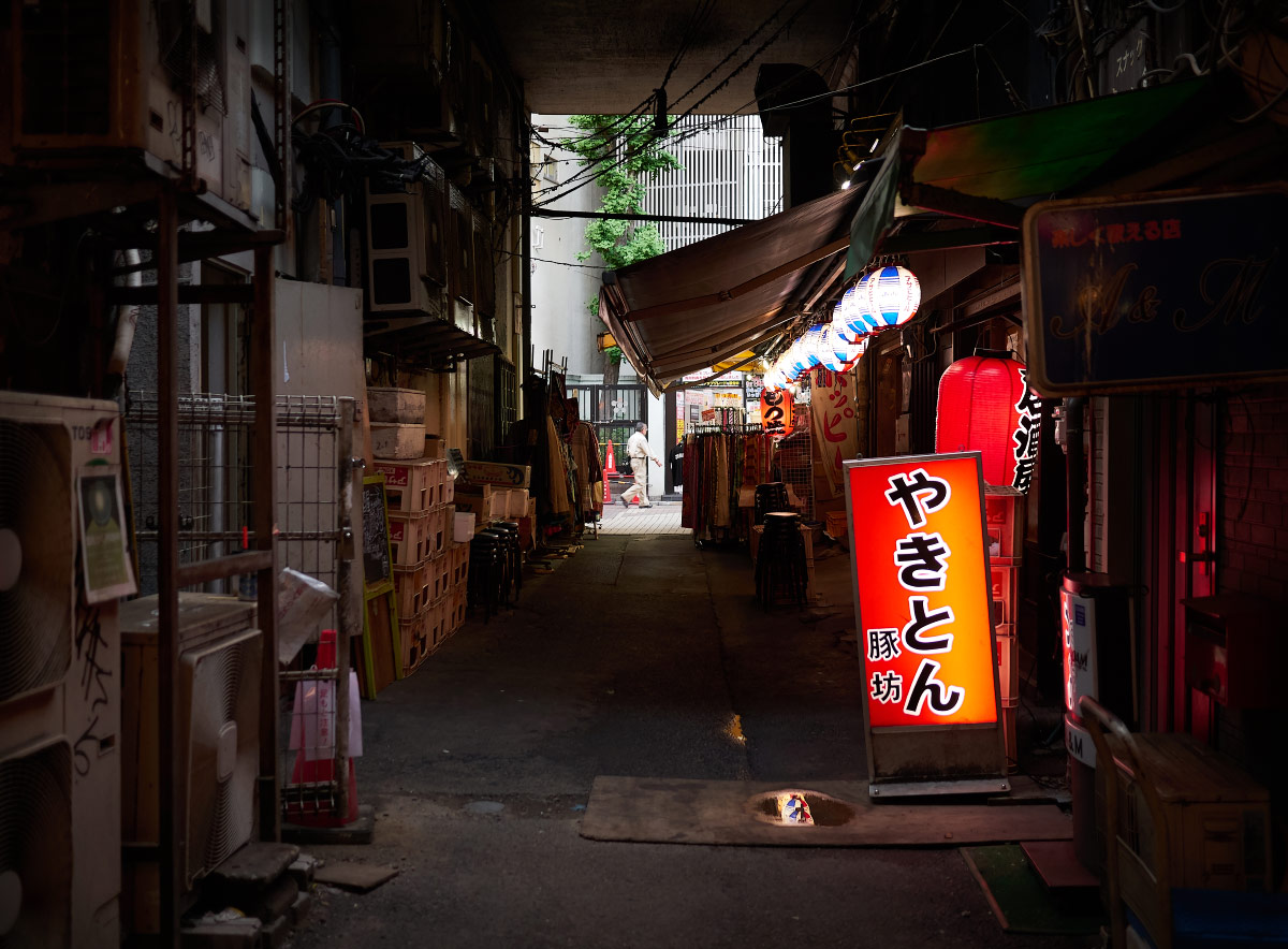 alley in shinjuku