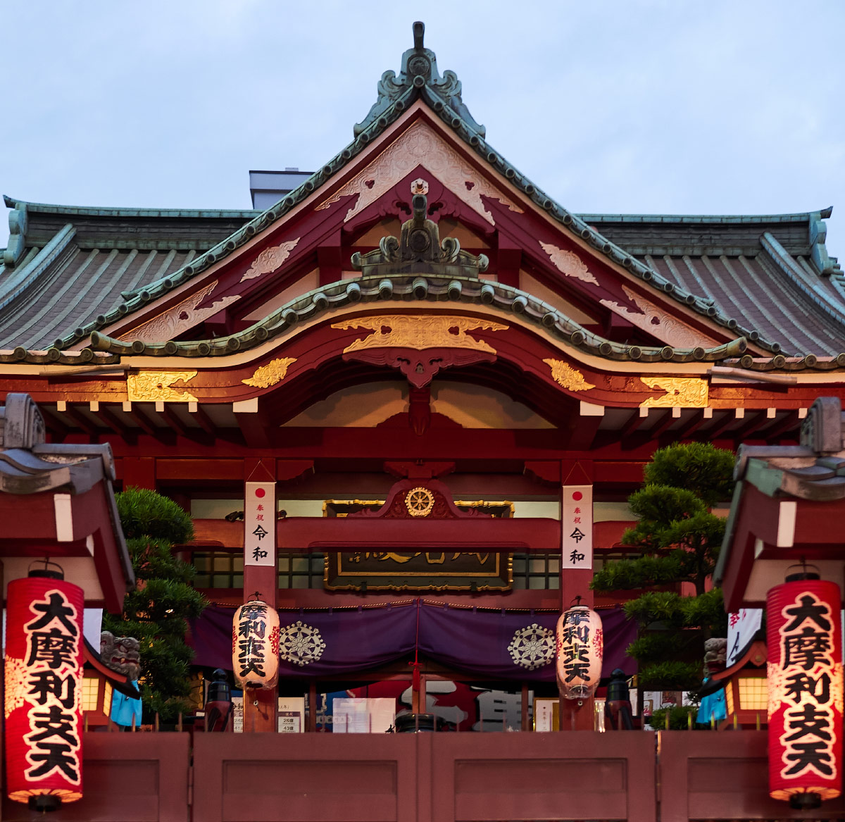 shrine in shinjuku, tokyo