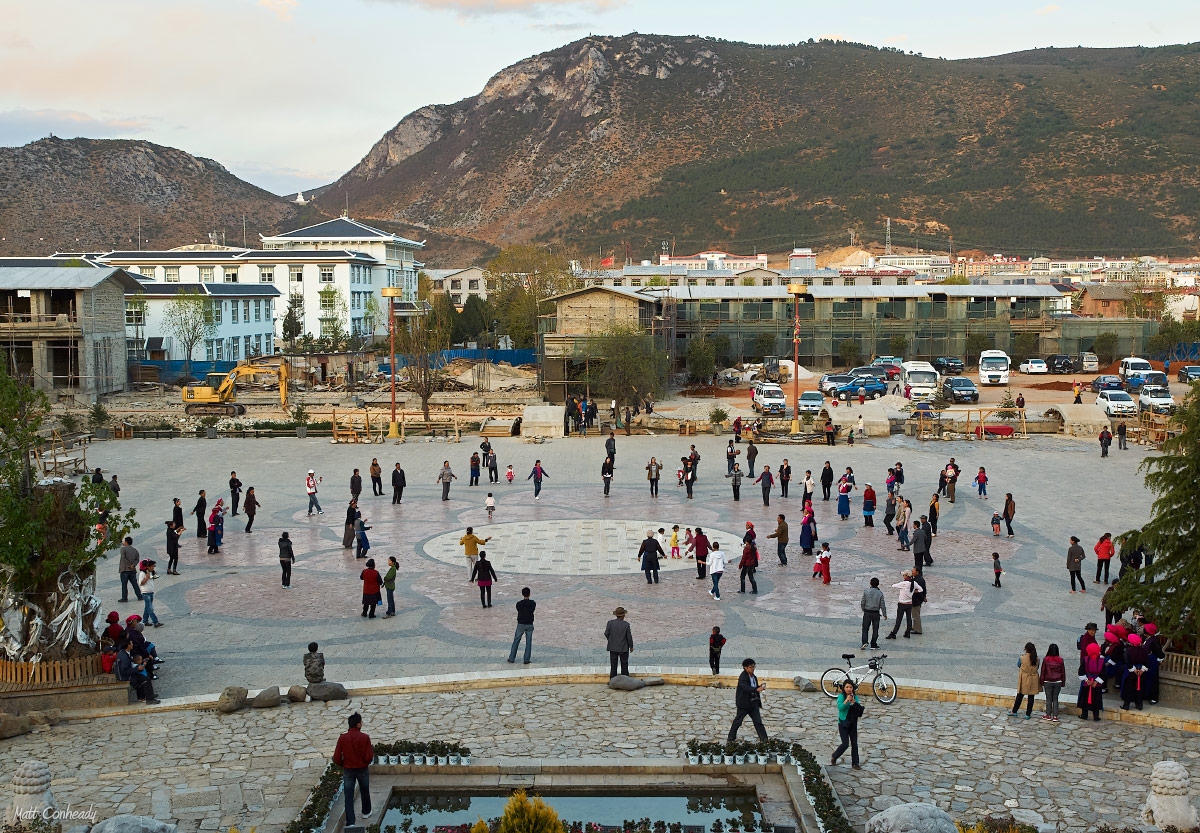 Shangri-la, Yunnan, Town square dancing