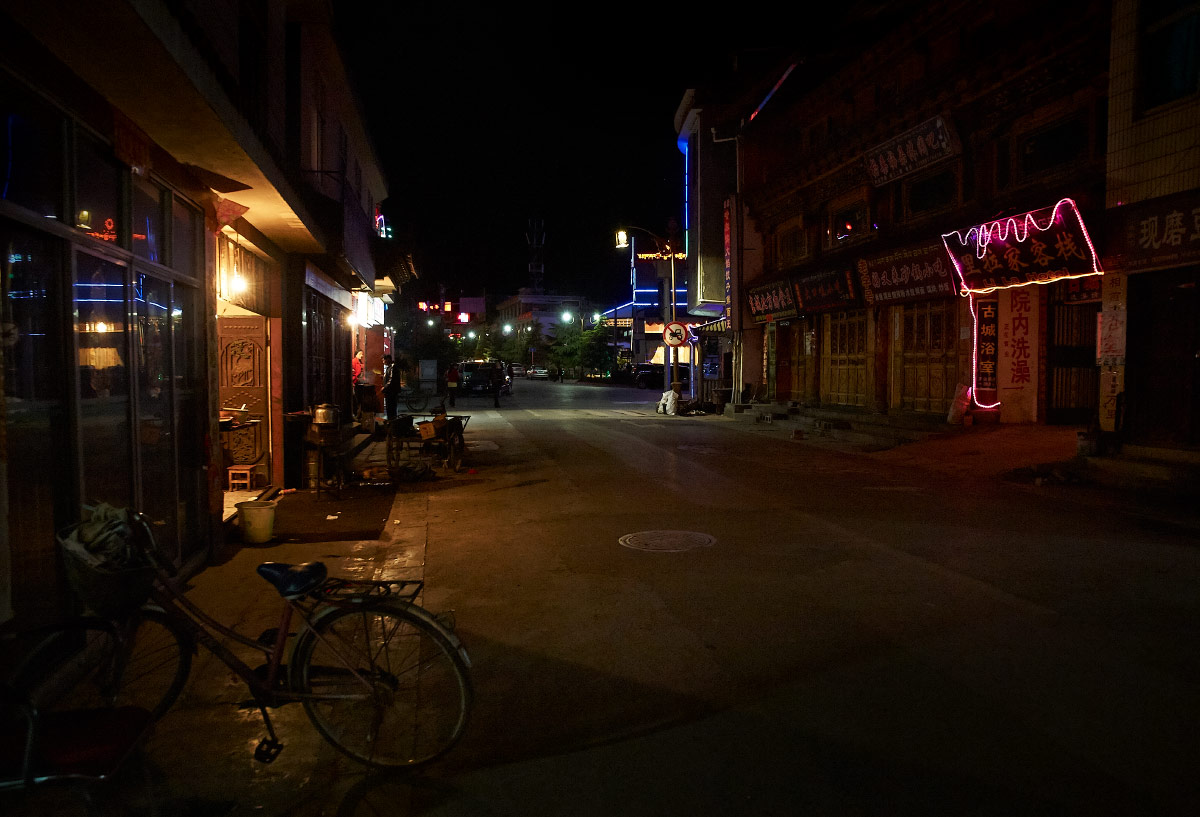 night street photography - shangrila, yunnan